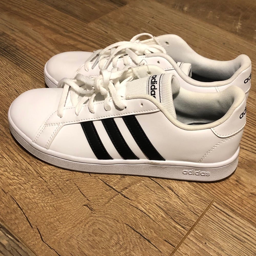 Adidas - GRAND COURT SNEAKER - size 8 women’s